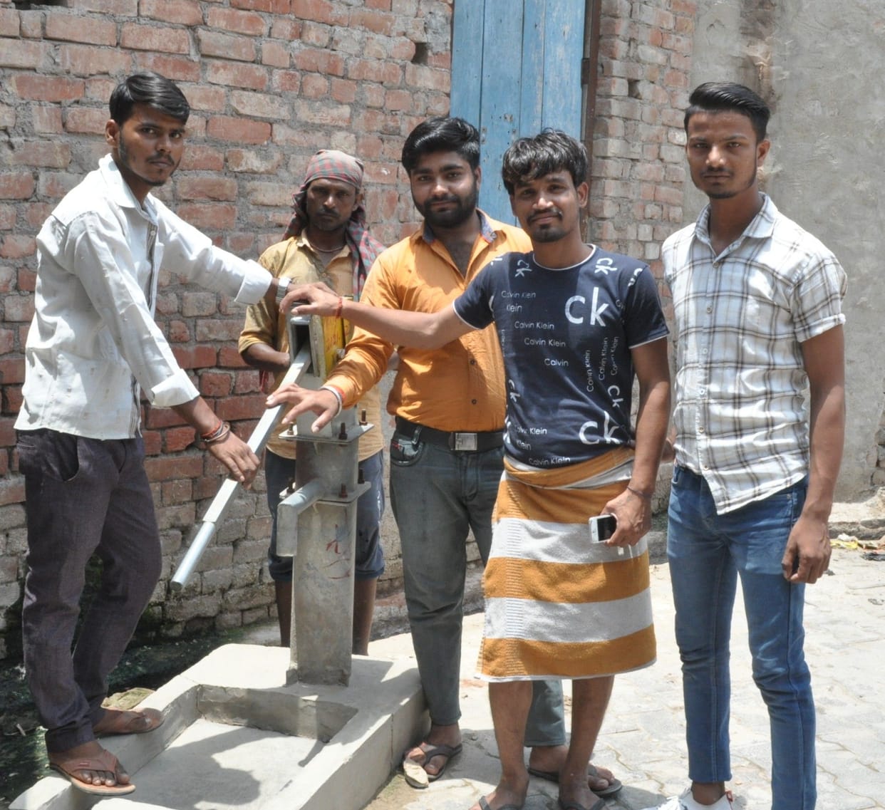 Hathras: 10 hand pumps damaged, supply stalled due to leakage in the pipes of Amrit Yojana
