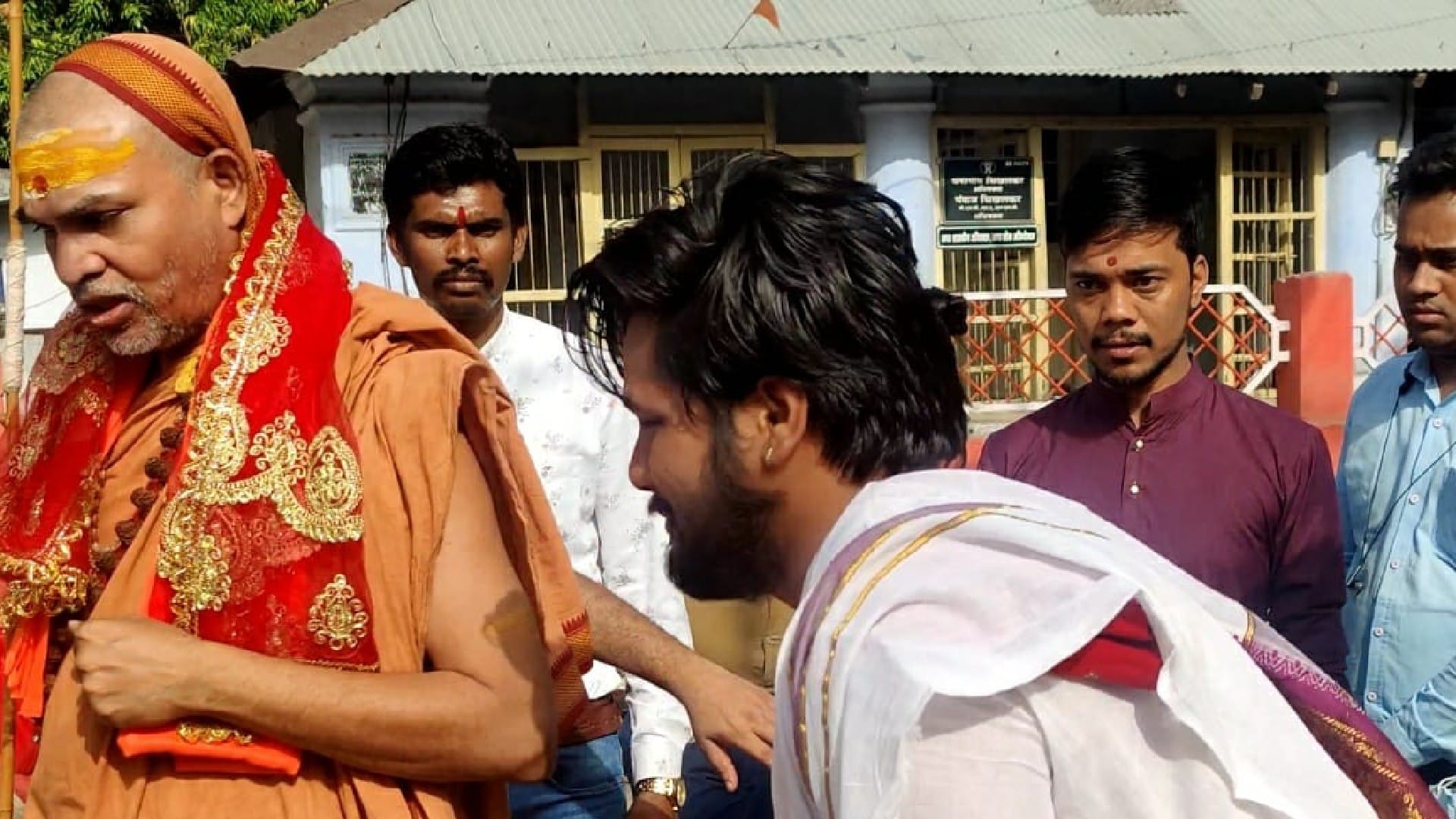 MP News: Swami Avimukteshwaranand, furious after seeing the statue of Sai Baba in the temple, said- I will not step until the statue is removed