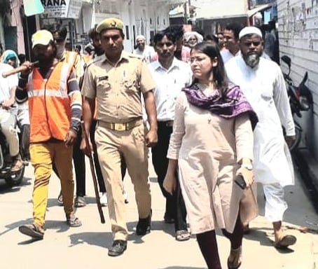Fear of action, traders themselves are removing encroachments