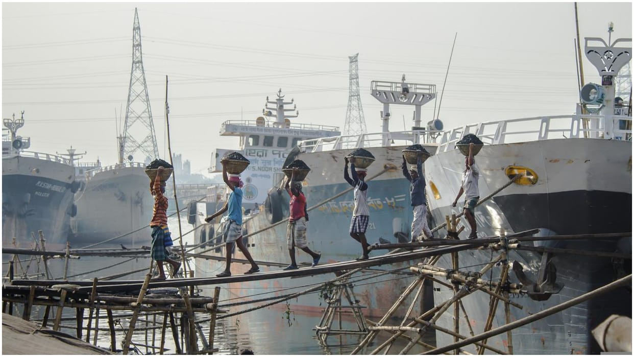 Centre tells Supreme Court over 27 crore unorganized laborers and migrant workers registered in portal news in Hindi