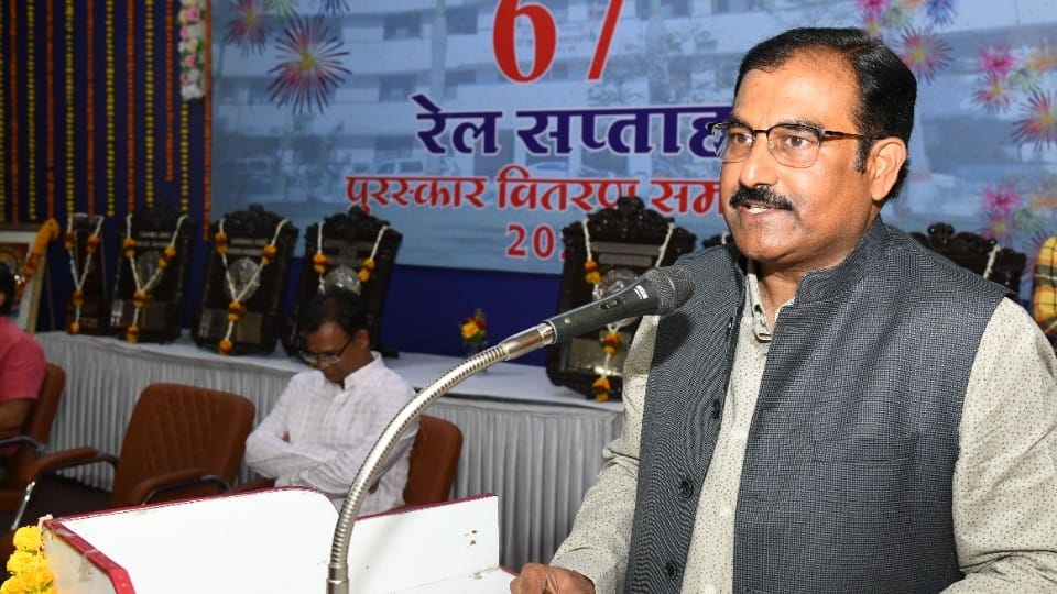 Ratlam: 67th 'Rail Week' of Ratlam Division, DRM gave awards to 220 railway workers for excellent work