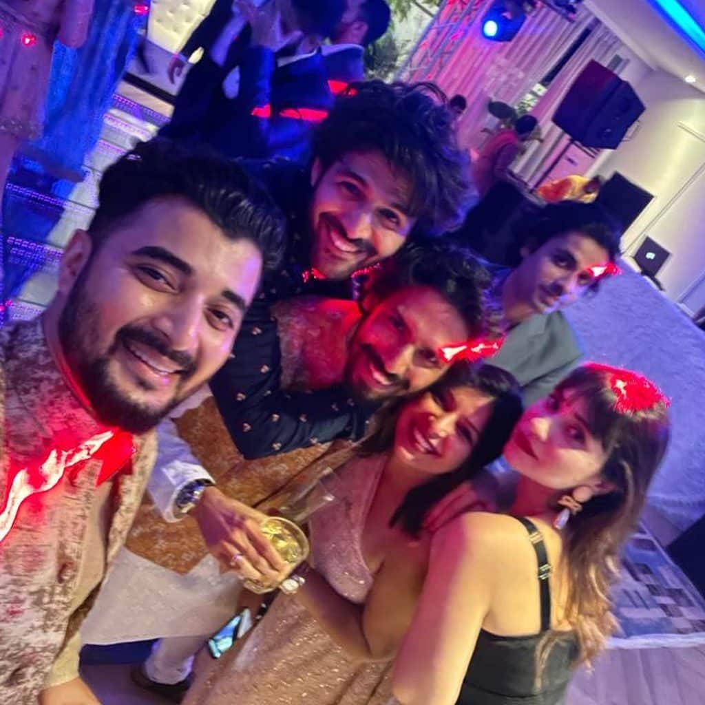 Kartik Aaryan get scolded by manager Janahavi for getting late at her  wedding watch out the cute video here