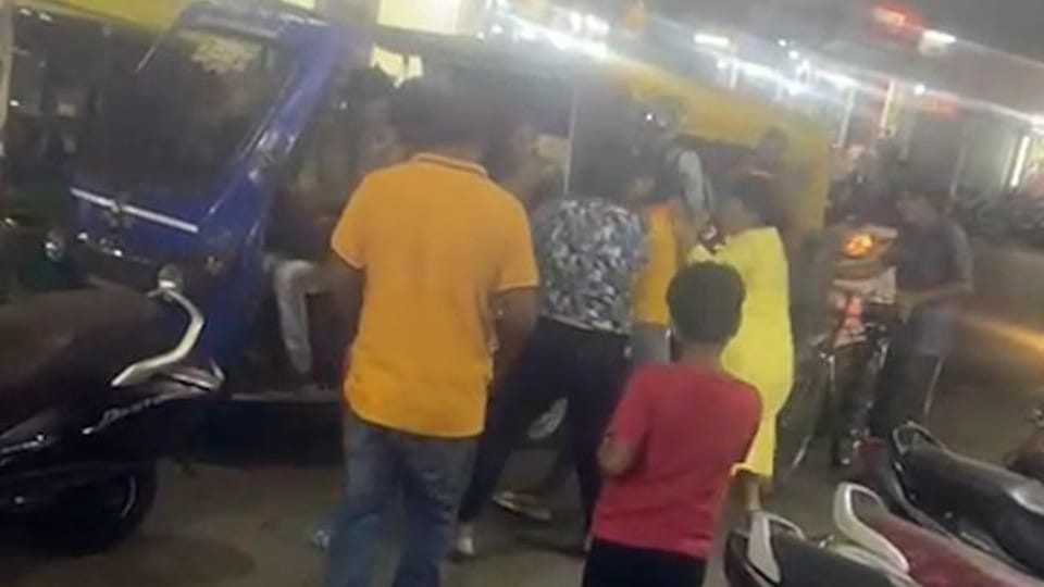 Indore News: Controversy between women and girl who went to make purchases in Rajbada, quarrel broke out