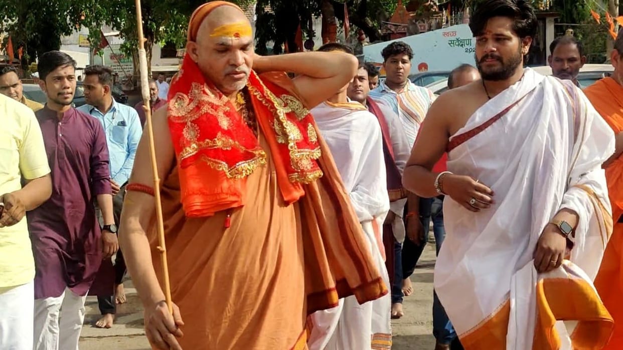 MP News: Swami Avimukteshwaranand, furious after seeing the statue of Sai Baba in the temple, said- I will not step until the statue is removed