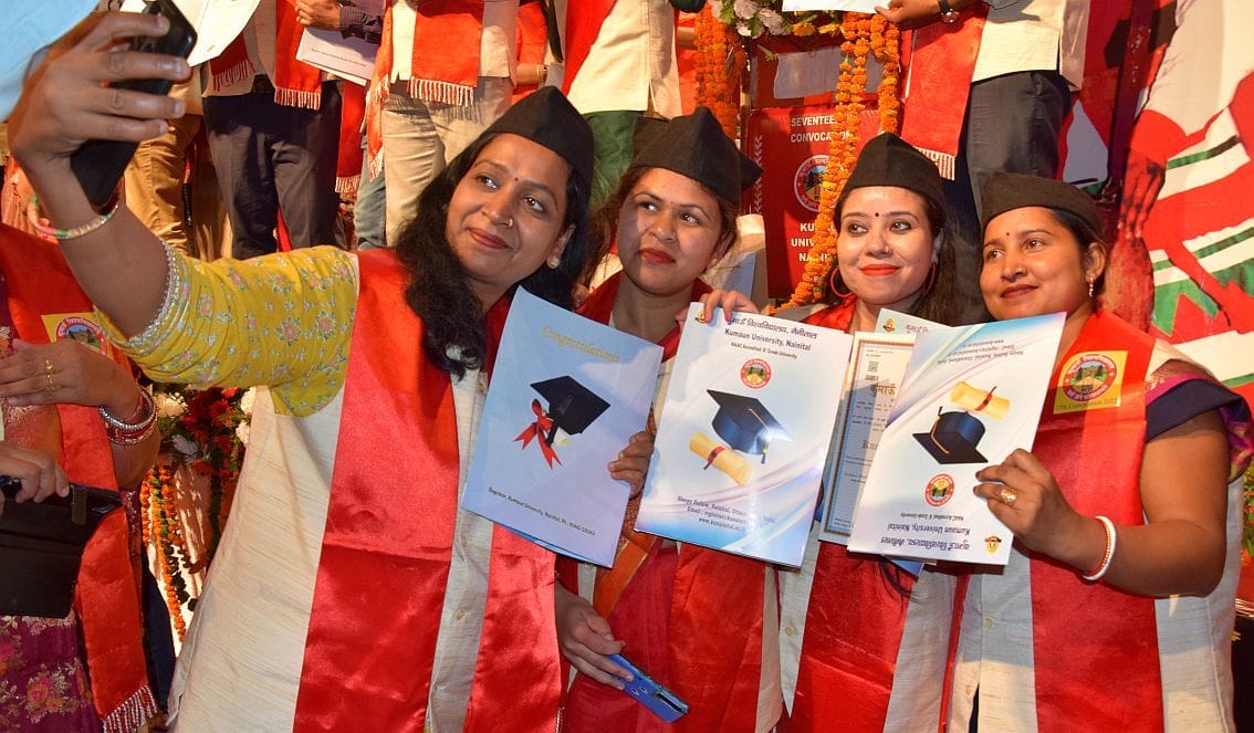 The faces of researchers and students blossomed after receiving medals