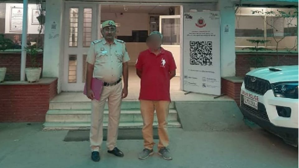 on outer ring road delhi man cheating drivers by becoming fake traffic policeman