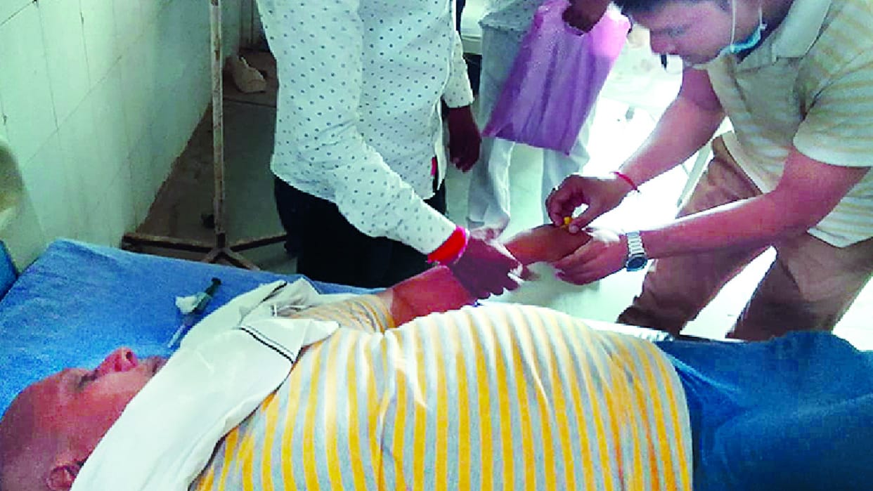The chairperson beat up the head clerk of the Nagar Panchayat by taking him hostage.