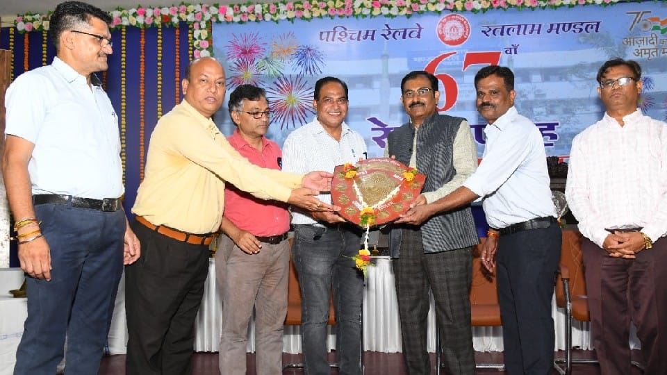 Ratlam: 67th 'Rail Week' of Ratlam Division, DRM gave awards to 220 railway workers for excellent work