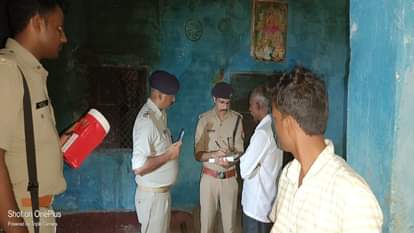 Prayagraj News :  दंपती की मौत के बाद जांच करती पुलिस।