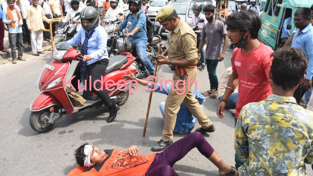 E rickshaw drivers made ruckus in Lucknow.