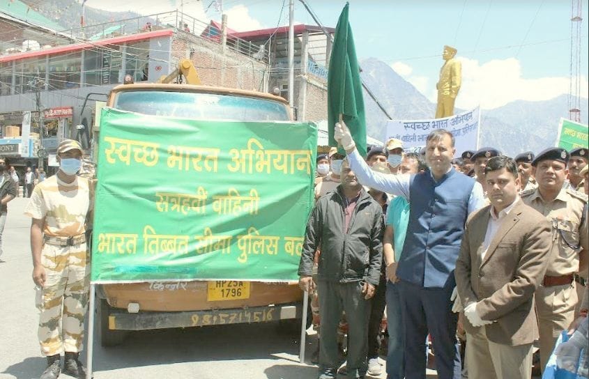 Students took to the road and gave the message of cleanliness