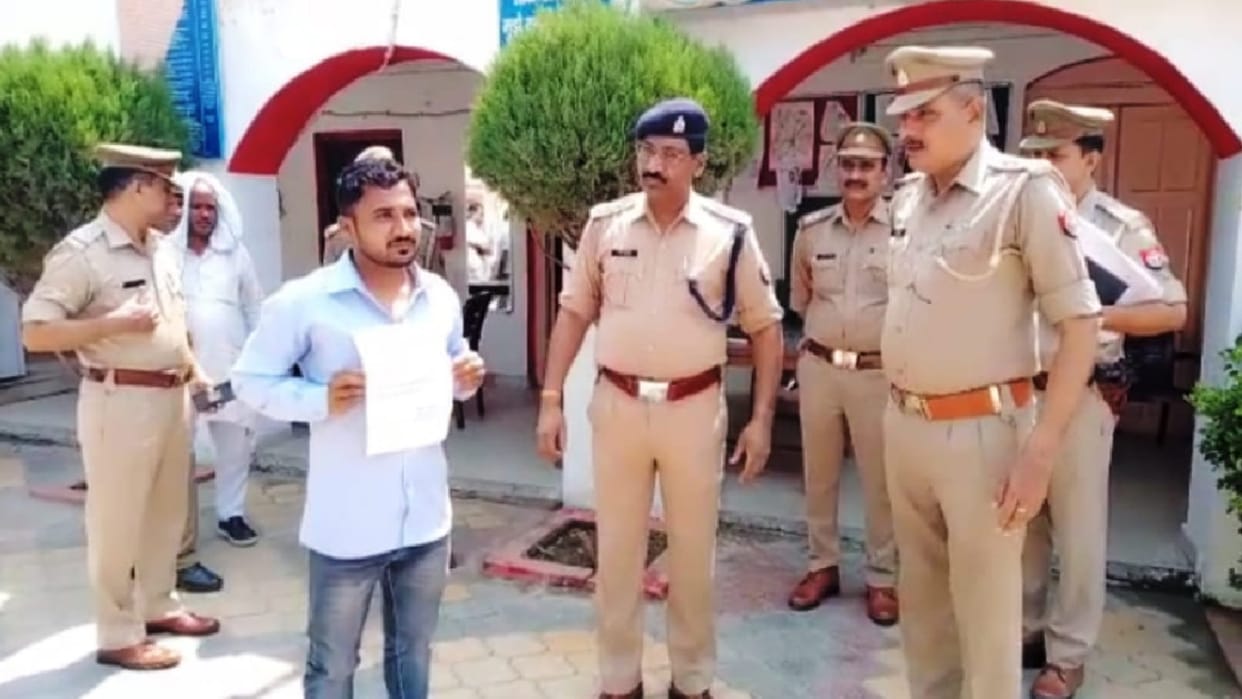 UP: Fear of encounter in western UP, crook reached police station with mother and said that now away from crime