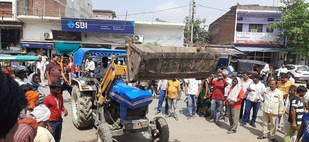 Bulldozer of administration in Sikandarpur against encroachment