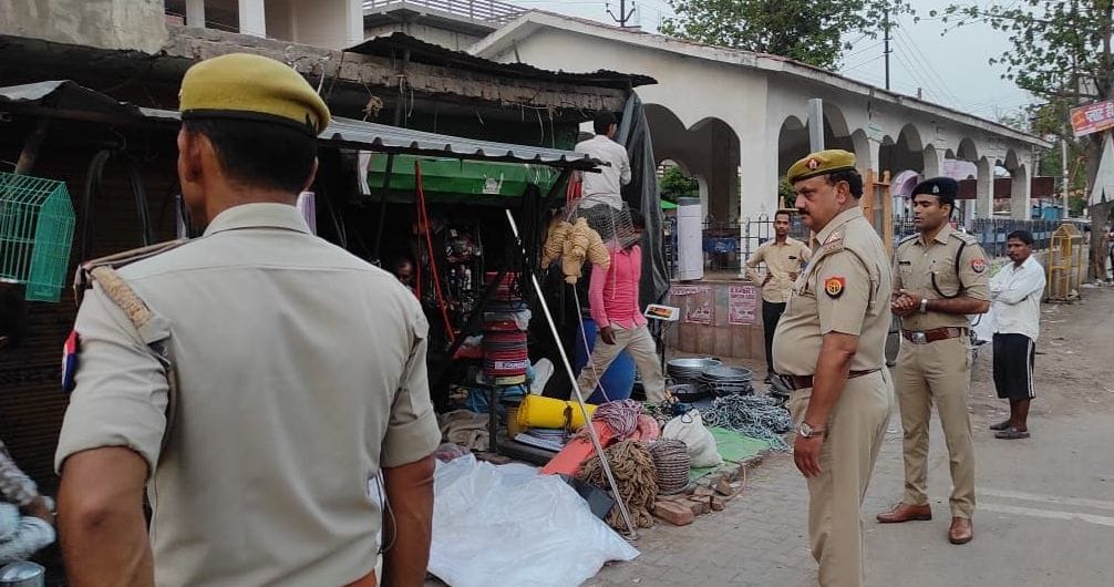Kanpur dehat : Bulldozers went on encroachment in Pukhrayan, Rajpur and Sikandra towns and collected goods