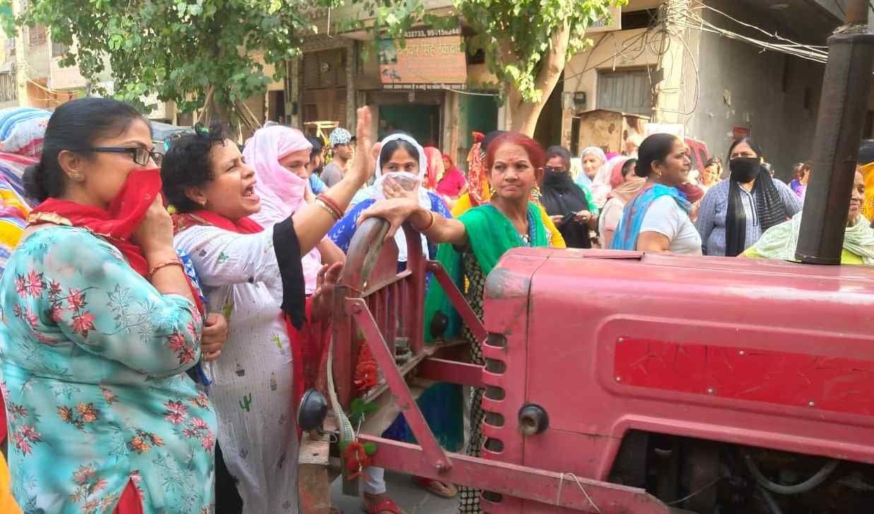 Water was not found for four days, women jammed the booster for 3 hours