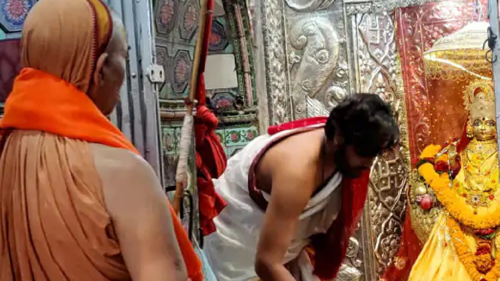 MP News: Swami Avimukteshwaranand, furious after seeing the statue of Sai Baba in the temple, said- I will not step until the statue is removed