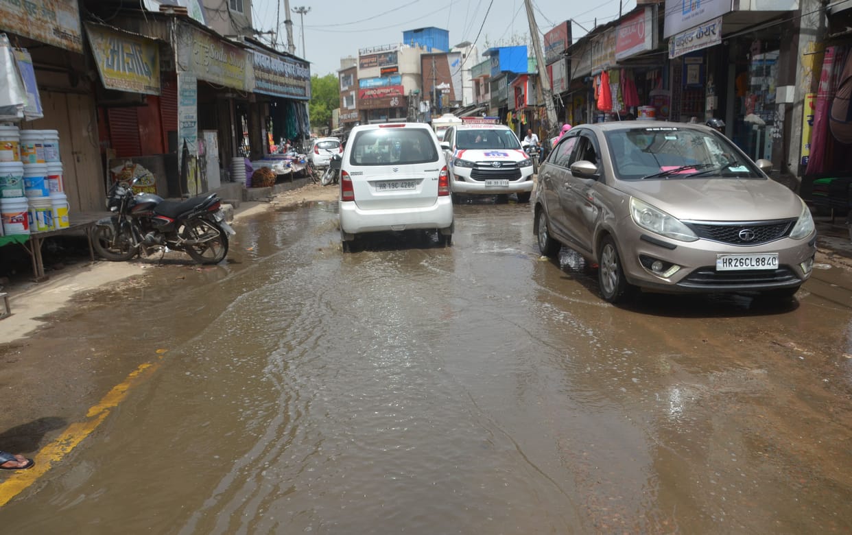 Shopkeepers angry with the stalled sewer system raised slogans