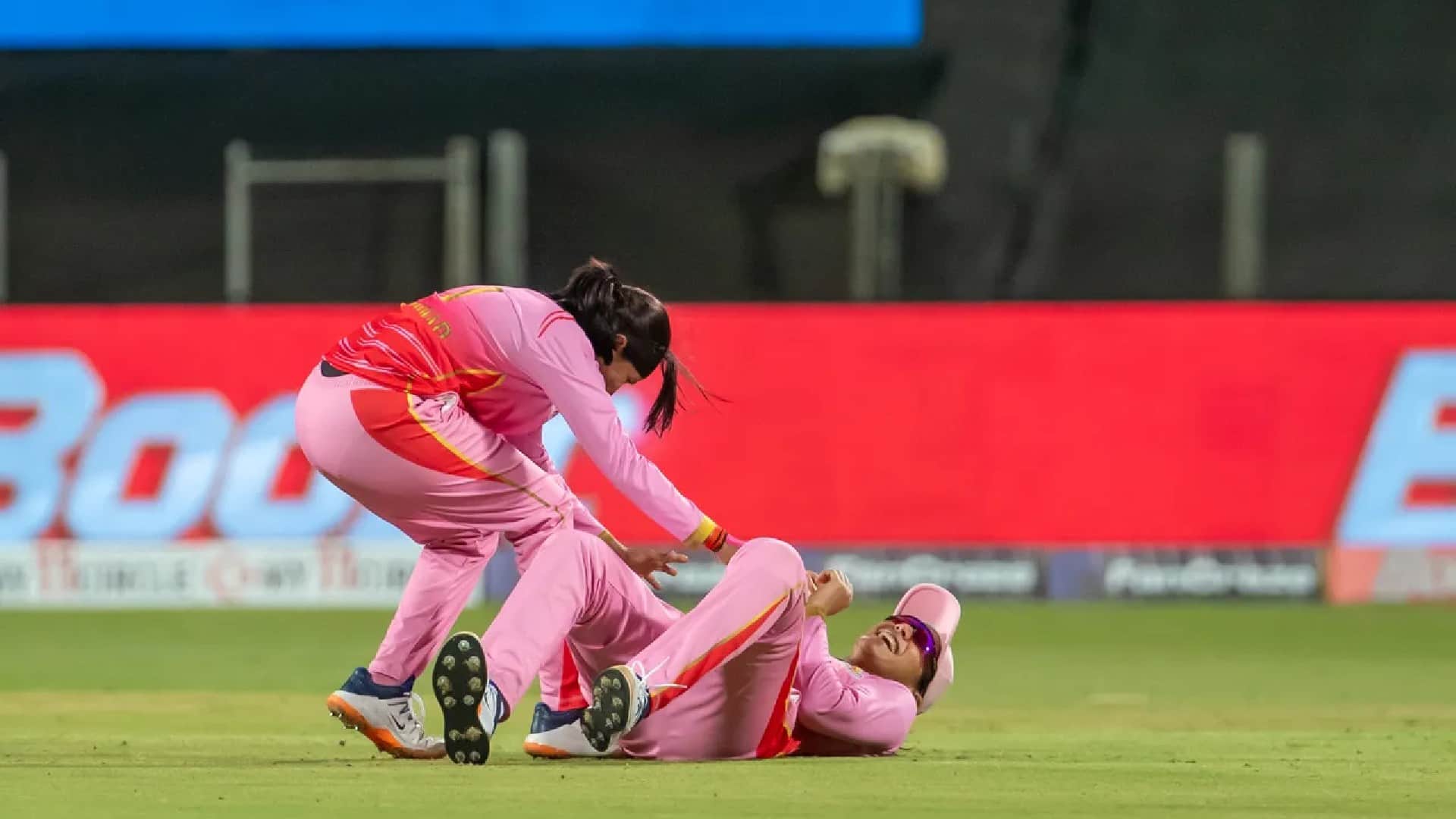 TRL vs VEL Photos Smriti mandhana enjoys batting of Kiran navgire inspite of being opposite captain