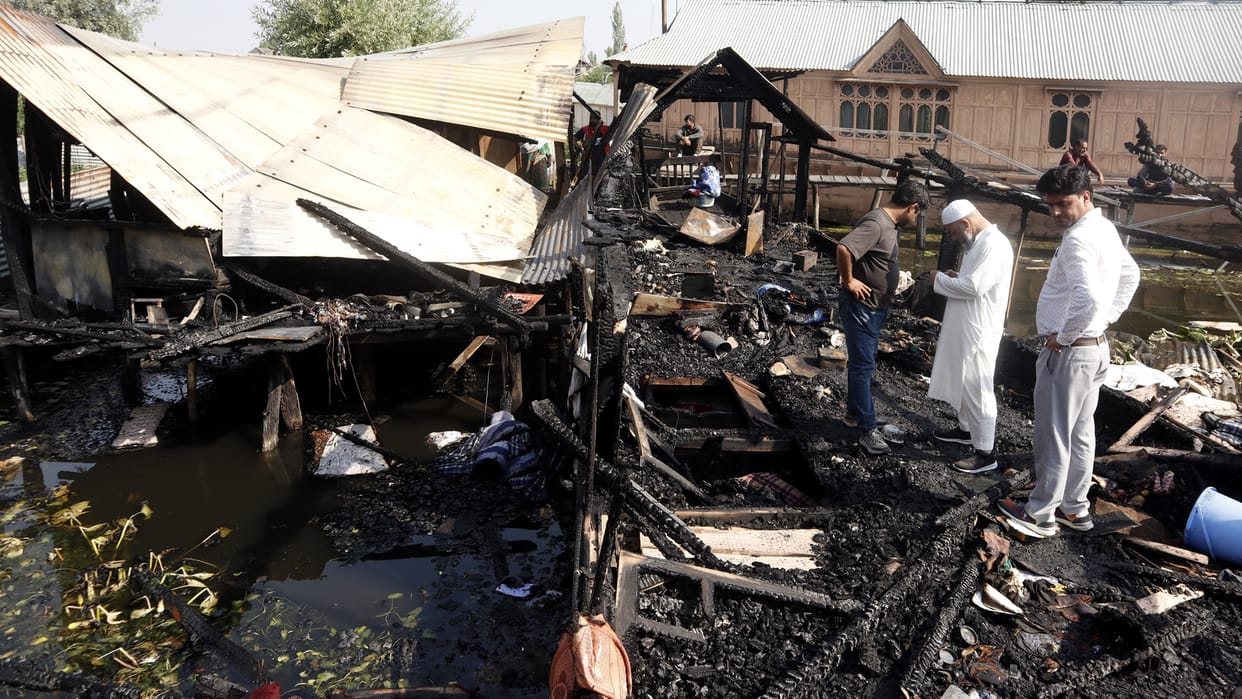 Sringar Fire Incident House boat caught fire in Dal Lake 9 year old girl burnt alive