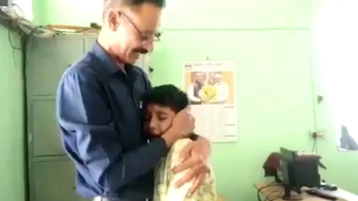 Student cried bitterly after teacher's transfer at Sanawar himachal , video got viral on social media
