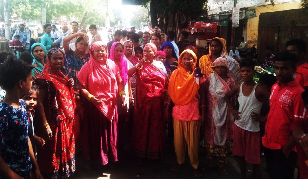 Severe drinking water crisis in Gihar Basti, women on the road