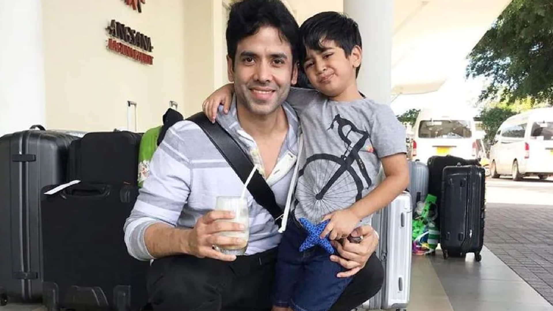 Know These Single Parent Bollywood Actors From Karan Johar to Karishma Kapoor News in Hindi