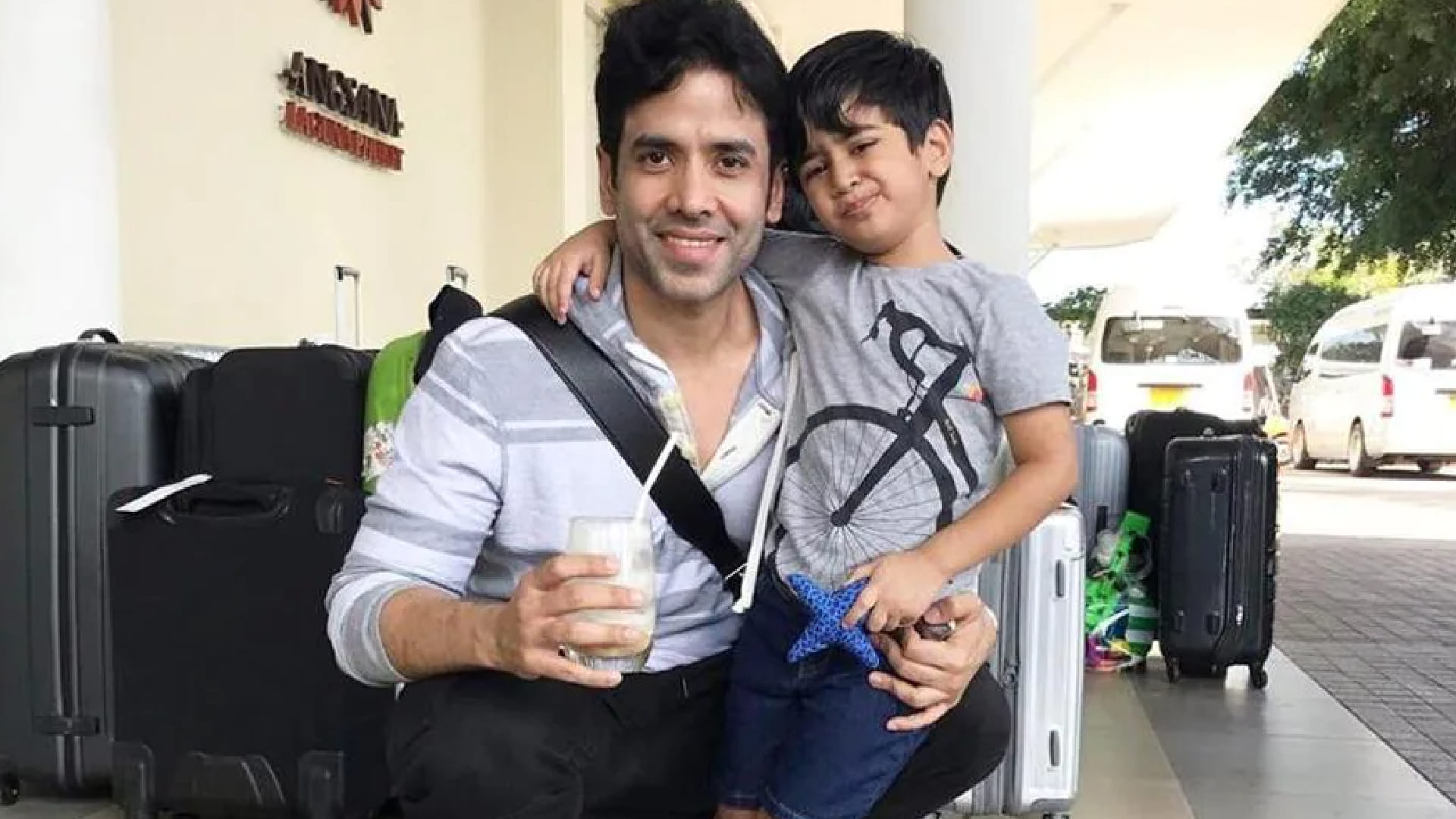 Know These Single Parent Bollywood Actors From Karan Johar to Karishma Kapoor News in Hindi