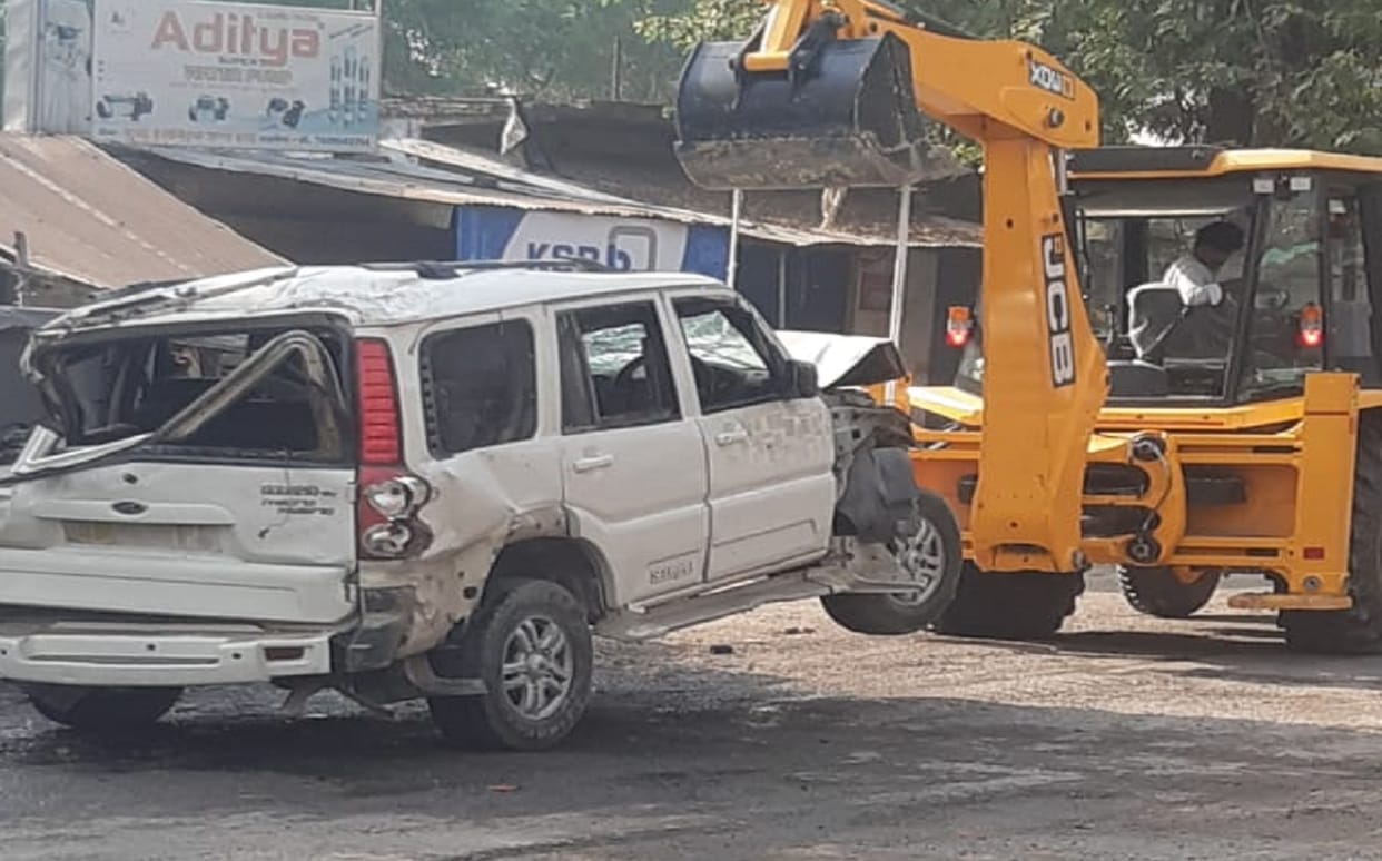 Road Accident in varanasi child dies and 8 injured after Scorpio returning from baraat collides with electric pole