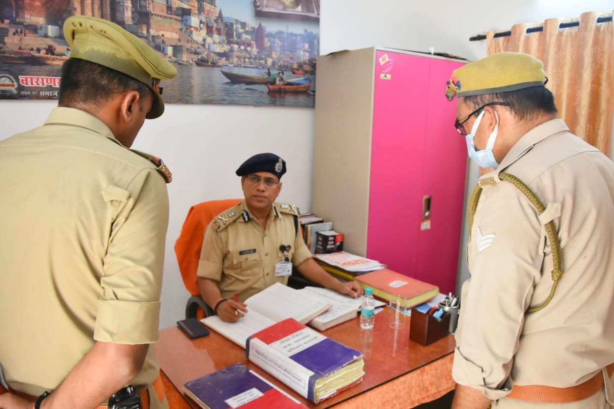 Police commissioner of varanasi a satish ganesh suddenly visit Dashashwamedh police station instructions for foot patrolling in crowded areas