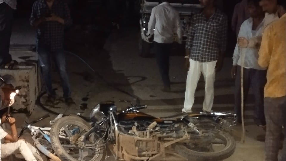 Indore News: Two sides clashed over small talk, stones with sticks and sticks, a dozen injured, more than 15 bikes vandalized