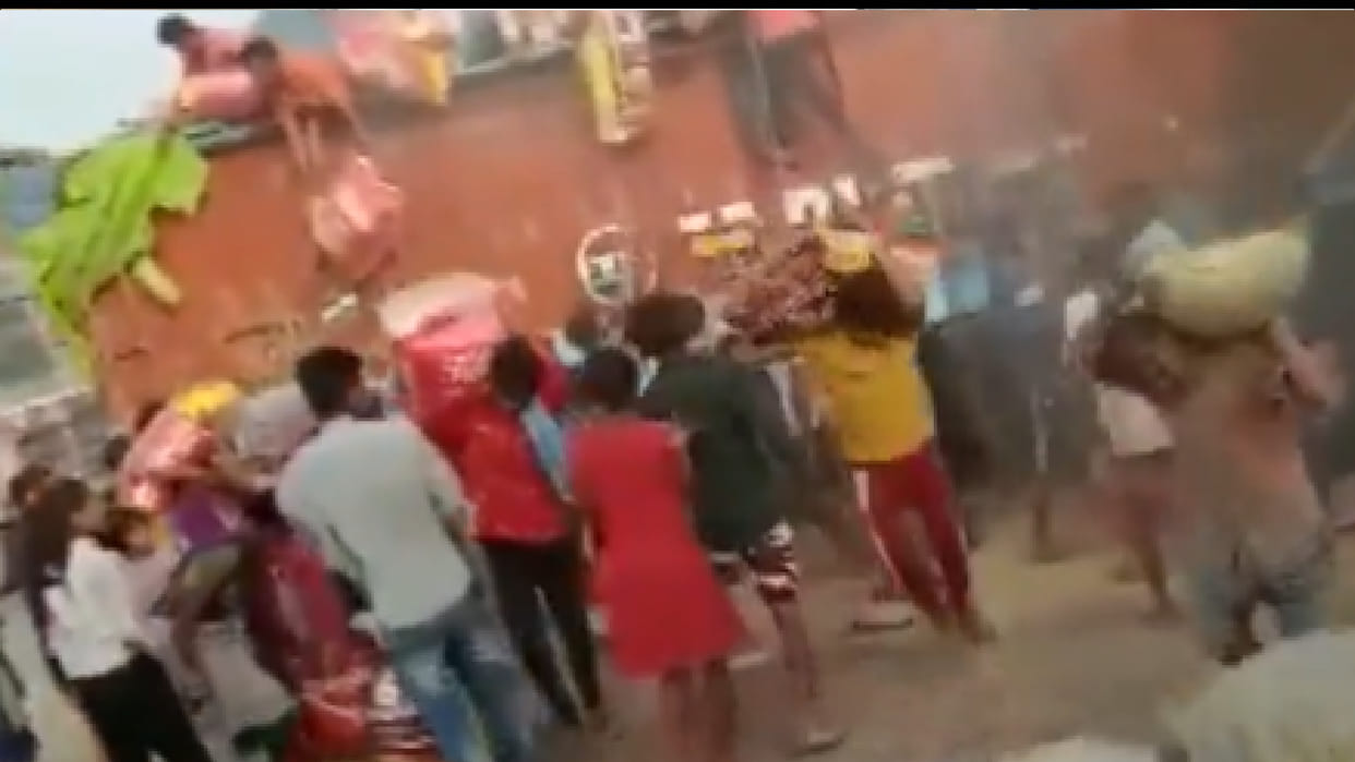 Chhattisgarh People stole gram Chana sacks from a truck after it met with an accident with another truck in Bilaspur Latest Update