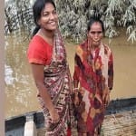बाढ़ प्रभावित कछार दौरे के दौरान आईएएस अधिकारी कीर्ति जल्ली।