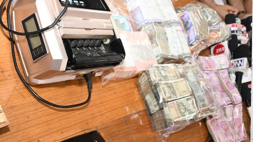 Jabalpur Crime News: Betting worth lakhs caught before IPL final, three youths arrested, 70 lakh cash also found