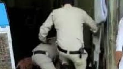 Indore News: There was a ruckus after drinking alcohol, the police explained that they beat up, later the police beat them fiercely