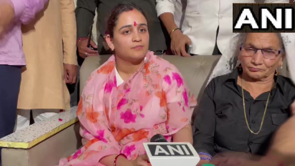 Aparna Yadav says if Shivpal Singh Yadav wants to come in BJP he should talk to top leaders.