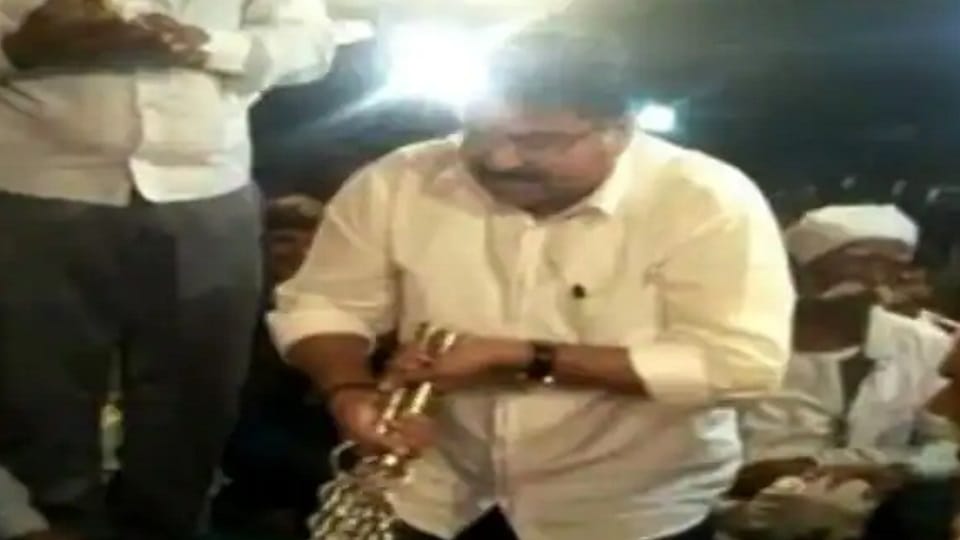 Gujarat Minister Arvind Raiyani Revealed of Flog Himself with Chains Know in Details News in Hindi