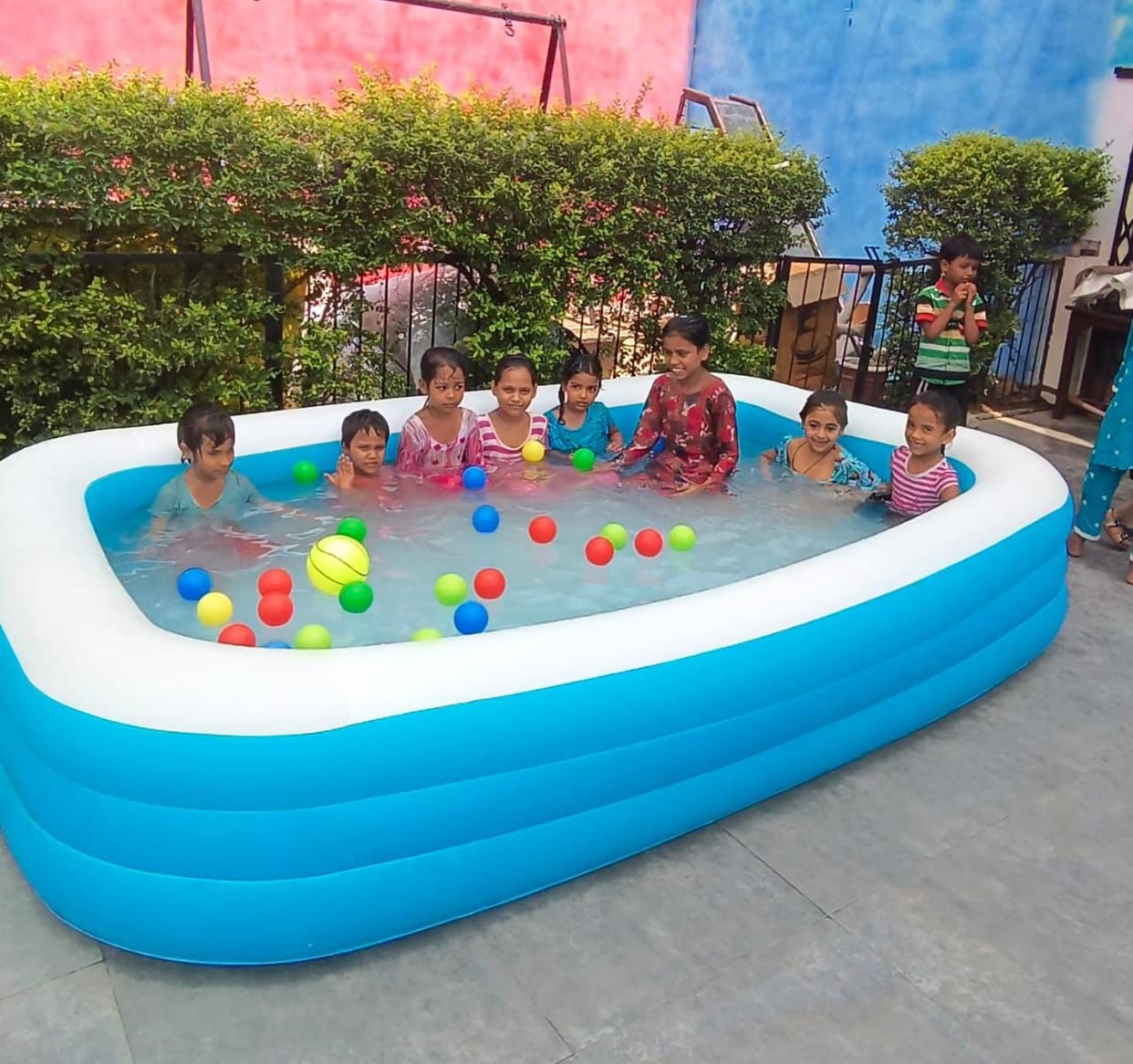 Children learned swimming in the swimming pool