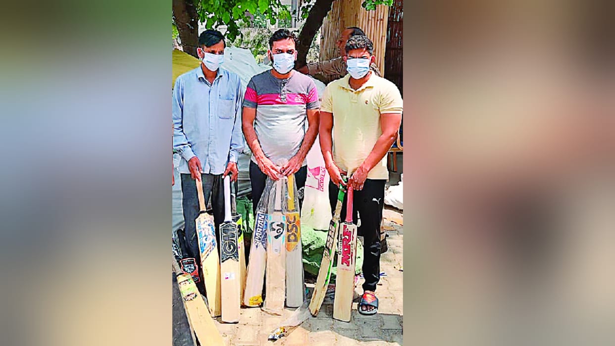 Selling substandard bats in the name of branded on Flipkart and Amazon