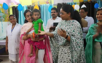 फोटो-7-बलरामपुर के जिला मेमोरियल अस्पताल के पोषण पुनर्वास में भर्ती बच्चे को गोद में लेकर खिलौने ?