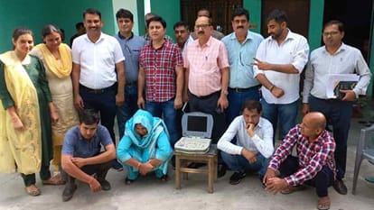 गाजियाबाद महरौली में लिंग जांच करने की मशीन को जब्त करने पहुंची स्वास्थ्य विभाग रोहतक की टीम।