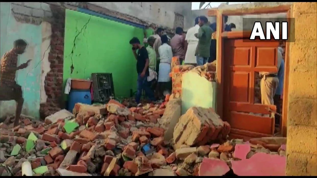 wall collapsed following a gas cylinder explosion, Four people died and two injured in Andhra Pradesh