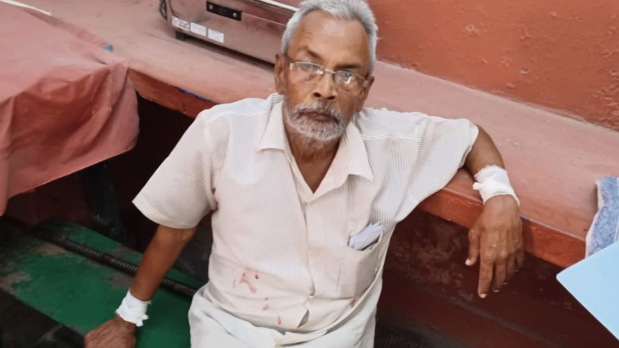 Elderly cut vein of his hands on police station day in Gorakhpur