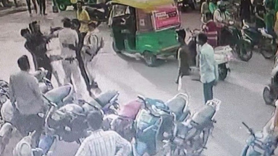 Indore News: There was a ruckus after drinking alcohol, the police explained that they beat up, later the police beat them fiercely