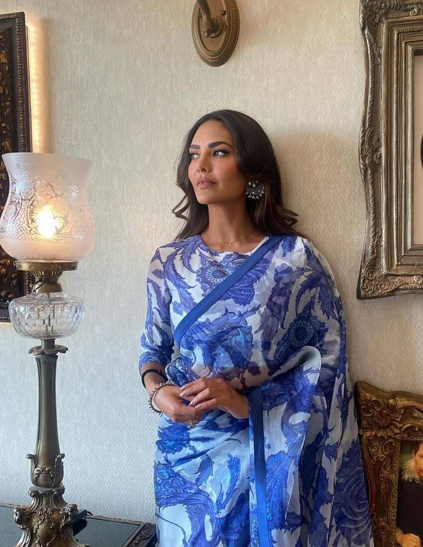 Aashram 3 Actress Esha Gupta Was Seen for Promotion in Delhi Wearing a Blue Saree