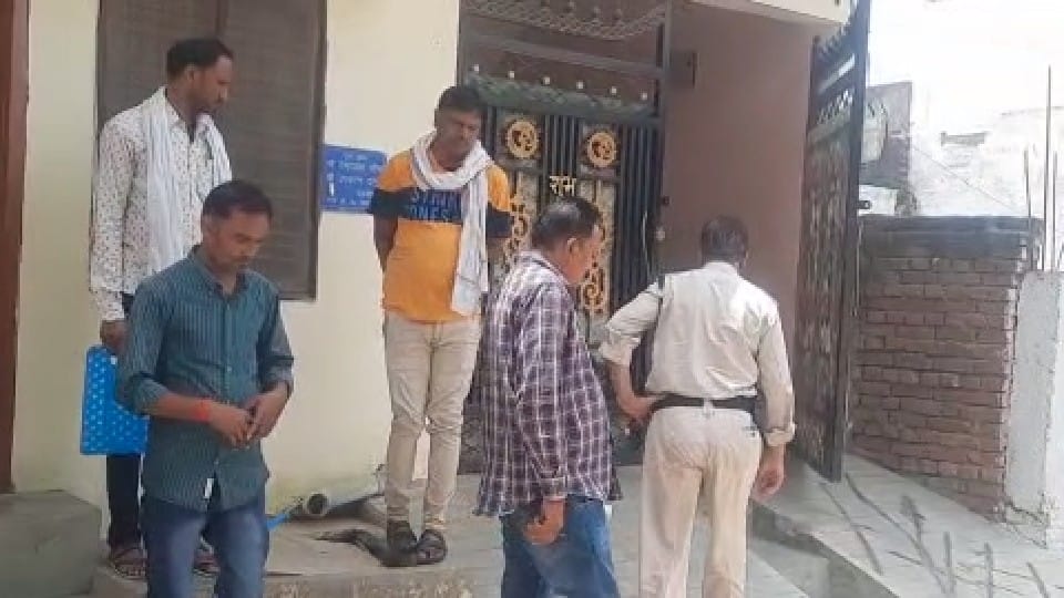 Chhatarpur News: The family went to the village to prepare for the farewell of the daughter, the thieves cleaned their hands on lakhs in the deserted house