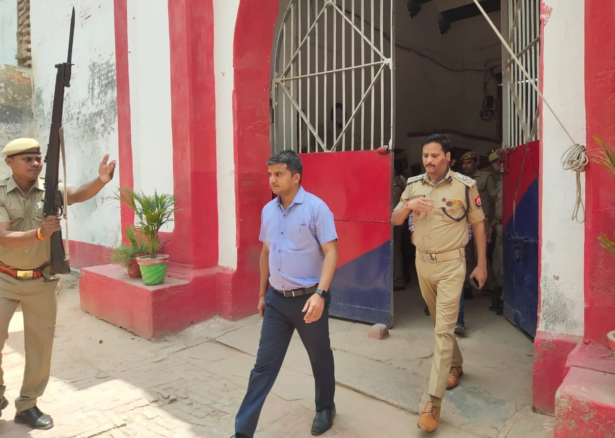 Raid in district jail, every barracks were searched in 31 minutes