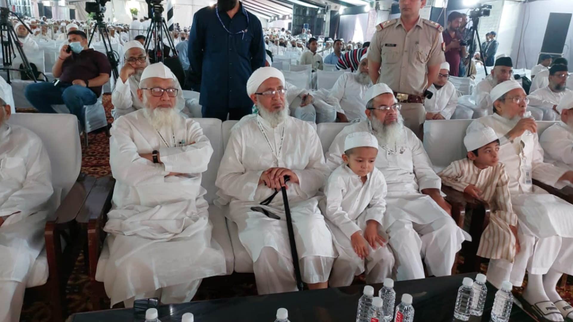 Deoband Photos: Mehmood Madani got emotional on stage, said he made a stranger in his own country