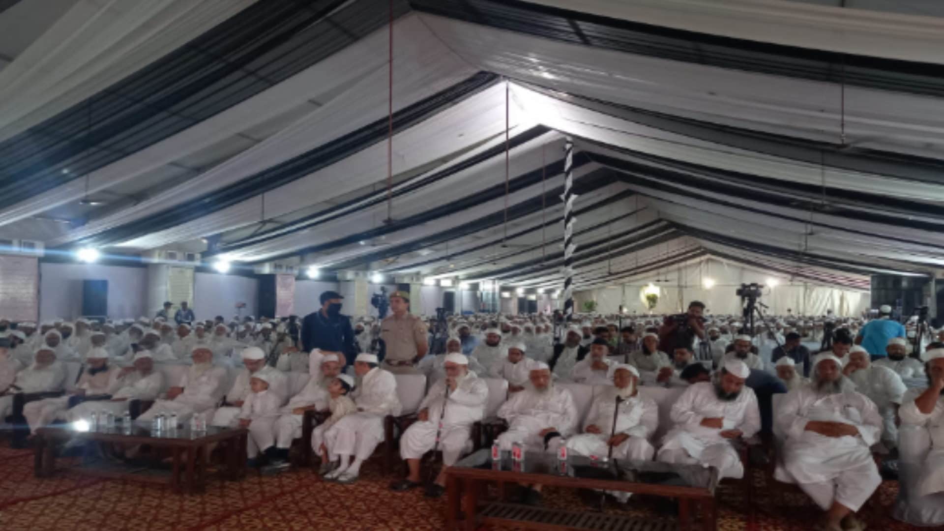 Deoband Photos: Mehmood Madani got emotional on stage, said he made a stranger in his own country