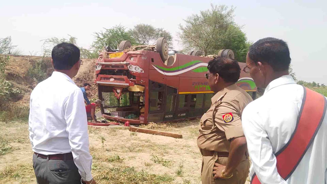 Fatehpur Road Accident: Bus overturns, driver Died, 20 injured