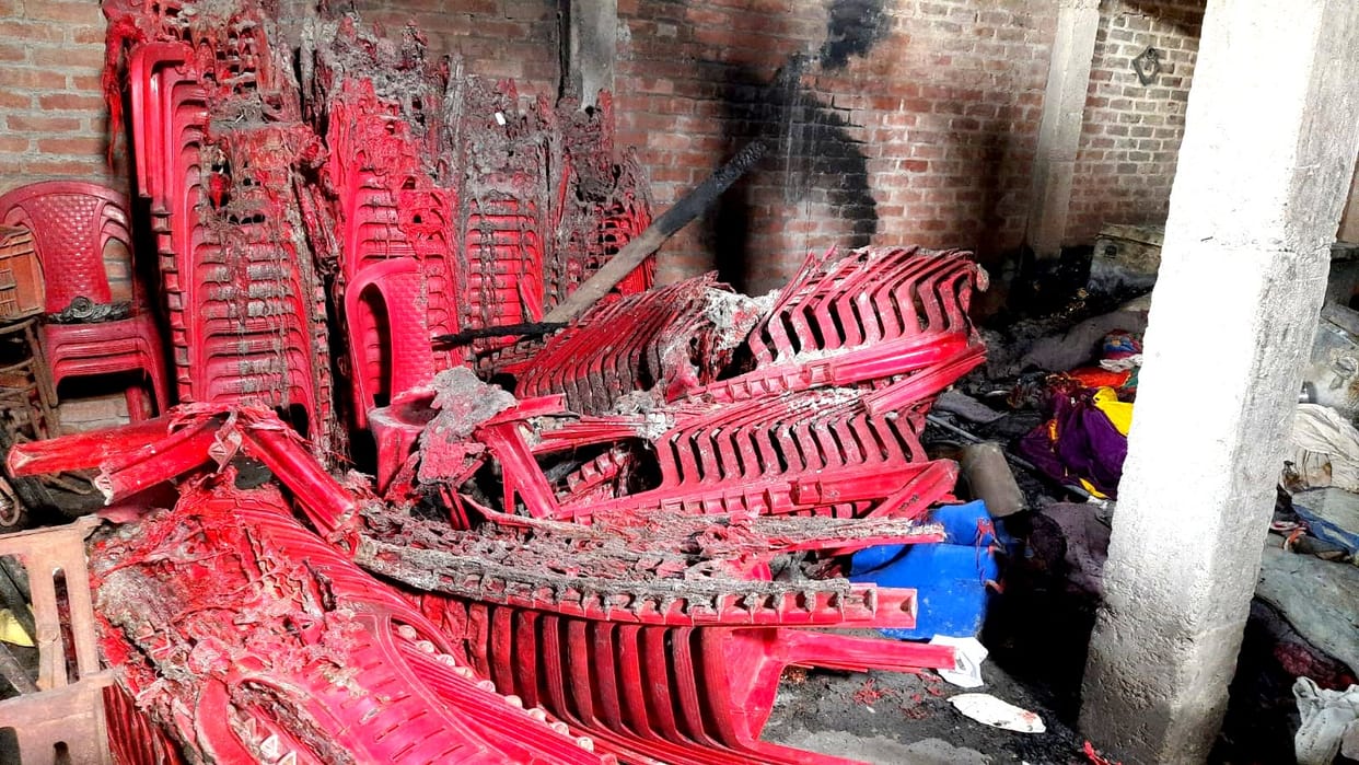 Fire broke out in the godown of Tent House in Hardoi, goods worth lakhs were burnt to ashes, fire brigade did not reach